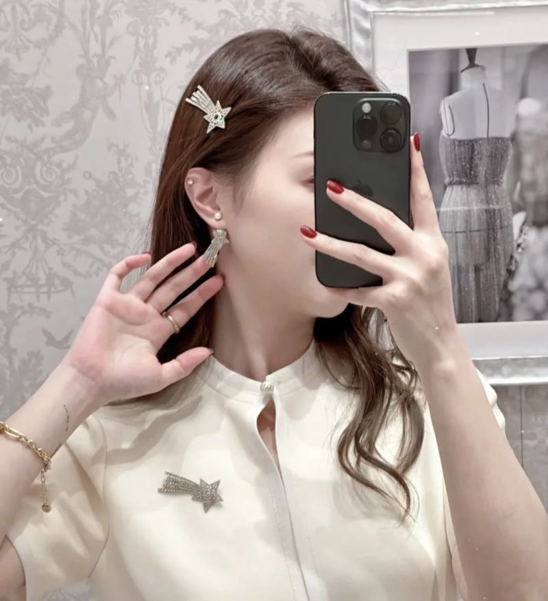 chr1st1an D10r brooches